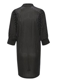 Svart randig klänning med en glänsande yta, krage, 3/4-längd puffärmar och en rak silhuett som når under knät.