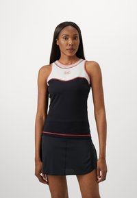 Top desportivo preto com um design de ondas brancas e vermelhas, apresentando um decote redondo e um logótipo. Acompanhado por uma saia preta a condizer.