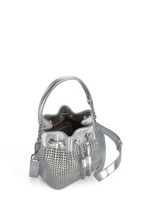 Srebrna metaliczna torba worek o fakturowej powierzchni, z dekoracyjnymi ćwiekami, zapięciem na sznurek oraz odpinanym paskiem na ramię.