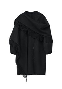 Juodas fringuotas viršutinis drabužis su mygtuko uždarymu, pasižymintis plazdančia forma ir švelnia tekstūra, tinkamas sluoksniavimui.