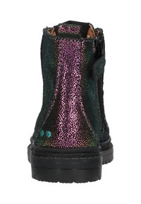 Botas de tobillo negras con un acabado texturizado de purpurina multicolor en verde y púrpura, que presentan una cremallera lateral y puntos de acento en turquesa.