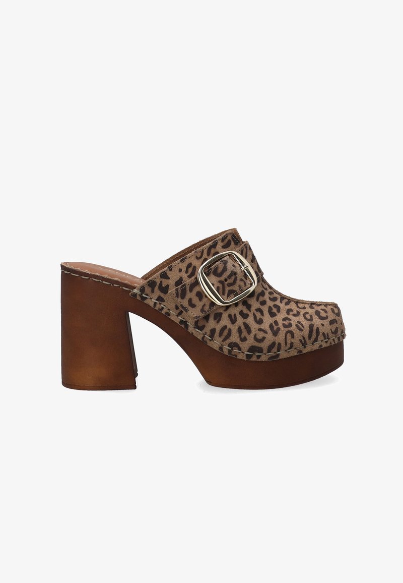 Plejede klipklapper i leopardmønster med en overdel i brun ruskind, en bred rem med en sølvspænde og en chunky brun hæl. Platformdesignet tilføjer højde.