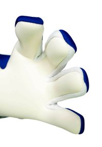 Gros plan d'un gant blanc avec des doigts rembourrés, chaque bout de doigt recouvert de tissu bleu, présenté sur un fond blanc.