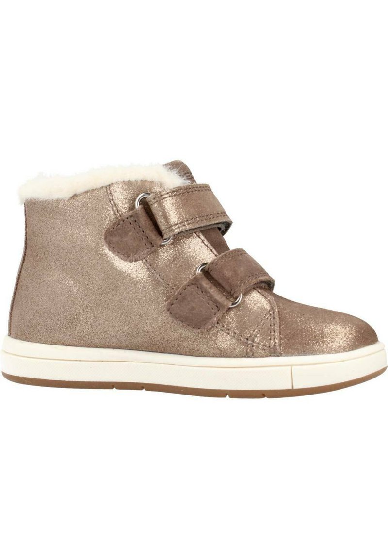 Botín de tobillo de bronce metálico con borde de pelo sintético blanco, doble tira de velcro y suela blanca de goma. Textura suave con diseño robusto.