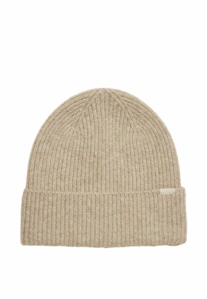 Berretto beanie beige in maglia a coste con risvolto e piccola etichetta rettangolare in tessuto sul lato.
