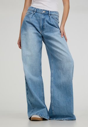 Terranova SUPER WIDELEG MED CON PINCE - Jeans a zampa - blu denim medio