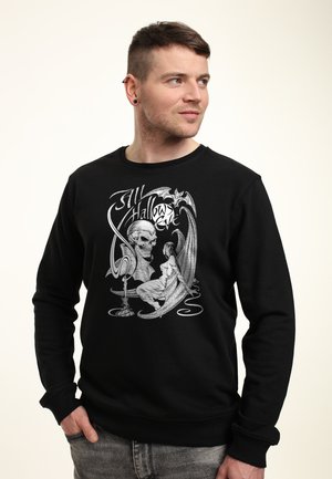 Czarny sweatshirt wykonany z mieszanki bawełny, z szczegółową szaro-skalową grafiką przedstawiającą czaszkę, smoka i kobietę. Okrągły dekolt.