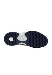 Talpa unei încălțări sport, având un exterior din cauciuc texturat alb și bleumarin, cu un model de urma de pește și detalii cu logo.