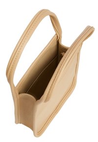 Borsa a tracolla in finta pelle color tortora con forma strutturata. Presenta un esterno liscio, due manici corti e un interno non foderato.