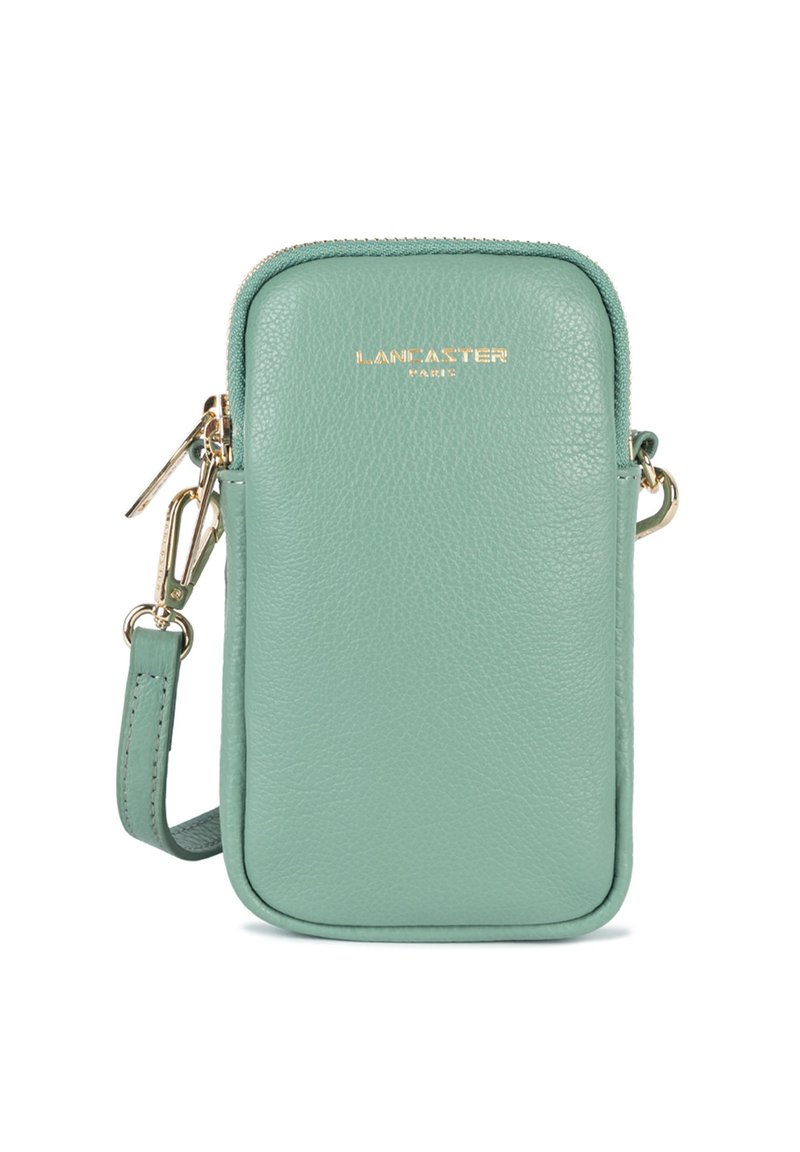 Pochette per smartphone a tracolla in pelle verde menta con accessori in oro, chiusura a zip e tracolla removibile. Presenta il logo del brand impresso sul davanti.