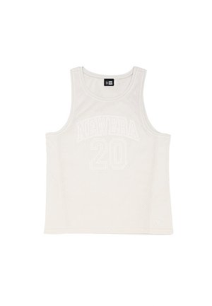 Lys grå mesh tanktop med "NEWERA" og "20" trykt i hvid, rund halsudskæring og et sportsligt design uden ærmer.