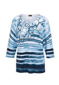 Langärmliges Oberteil mit blauem Muster, das horizontale Streifen in unterschiedlichen Blautönen zeigt, sowie floralen Designs und einem runden Ausschnitt.