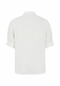 Bijela košulja kratkih rukava s klasičnim ovratnikom, teksturiranom tkaninom i dekorativnim ukrasom na rukavima. Stražnji pogled prikazuje opušteni kroj.