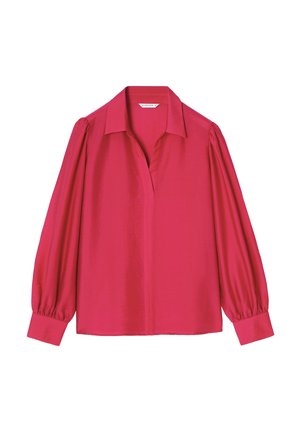 Blouse rose vif à manches longues avec col pointu, boutons cachés sur le devant et poignets froncés sur fond blanc.