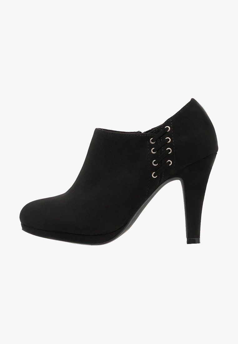 Bottine noire en daim avec talon aiguille de 7,5 cm et lacets décoratifs croisés sur le côté.