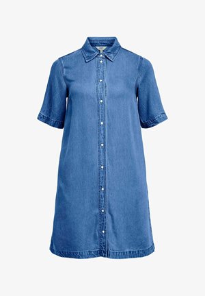 Robe chemise en denim bleu à manches courtes avec col et fermeture à boutons-pression sur le devant, présentant des détails subtils de coutures.