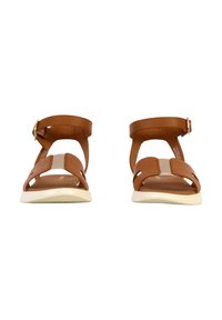 Sandales plates marron avec une bride à la cheville, design à bout ouvert, présentant des découpes et une semelle beige. Fabriquées en matériau synthétique, texture lisse.