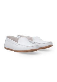 Weiße Lederloafers mit einem genähten Zehenbereich, weicher Innenausstattung und einer braunen Gummisohle. Glatte Textur mit minimalistischen Design.