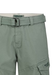 Grüne Cargo-Shorts mit einem gewebten Gürtel, mehreren Taschen und gestickten Details. Hergestellt aus strapazierfähigem Stoff, geeignet für die Freizeit.