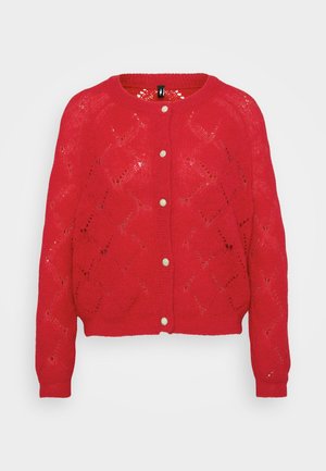 Rød strikket cardigan med diamantmønster, rund hals og fem stoffknapper foran. Lange ermer med ribbestrikkede mansjetter.