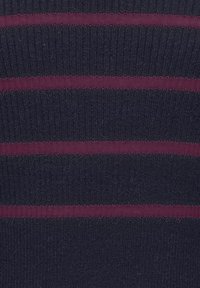 Námořnická rib kůže s horizontálními vínovými pruhy. Materiál vypadá měkce s texturovaným povrchem. Viditelné čisté švy.