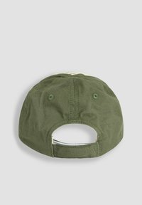 Grüne Kappe mit gebogenem Schirm, Stofftextur, verstellbarem Riemen auf der Rückseite und zwei Belüftungslöchern auf jeder Seite.