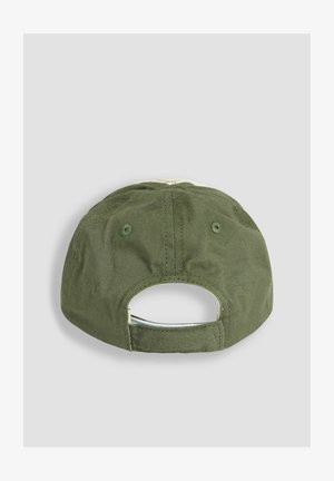 Zelená čiapka s zakriveným šiltom, textúra látky, nastaviteľný remienok vzadu a dve ventilačné otvory na oboch stranách.