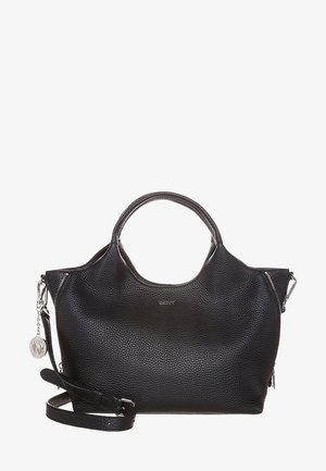Schwarze, strukturierte Lederhandtasche mit abgerundeten Griffen, einem abnehmbaren Schulterriemen, silbernen Reißverschluss-Details und einem runden silbernen Anhänger.