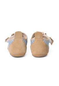 Retro in suede beige con lati in tessuto blu e bianco a righe. Forma arrotondata con suola flessibile e dettaglio ad anello per una chiusura facile.