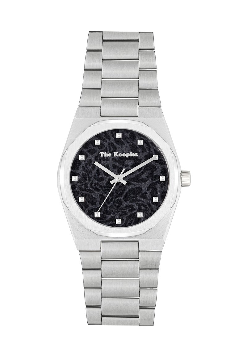 Srebrny metalowy zegarek z ośmiokątną kopertą, teksturowaną czarną tarczą z wzorem lamparta, srebrnymi znacznikami godzin i bransoletą ze stali nierdzewnej.