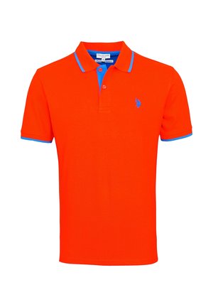 Koszulka polo w jaskrawym pomarańczowym kolorze, z niebieskim kołnierzykiem i mankietami. Klasyczny fason z małym haftowanym logo na piersi. Materiał bawełniany.