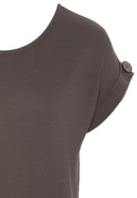 Top de punto gris de manga corta con escote redondeado y detalle de botones en el hombro, con una textura suave y una forma ligeramente ajustada.