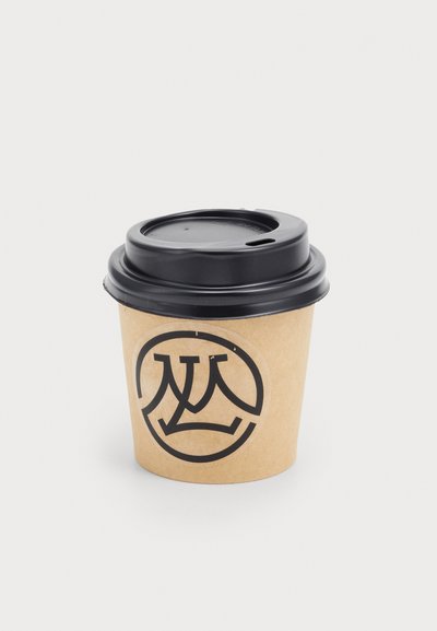 Smeđi papirnati šalica za kafu s crnim poklopcem i kružnim logom sa strane, koji sadrži složene crne linijske dizajne.