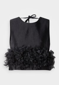 Top preto com decote redondo e costas abertas, apresentando um detalhe em babado floral texturizado na bainha. Tecido suave com ligeiro brilho.