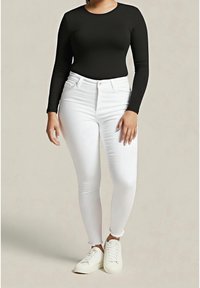 Body de manga larga negro combinado con jeans blancos de corte ajustado y talle alto, junto con zapatillas blancas. Tejido liso con un diseño limpio y minimalista.
