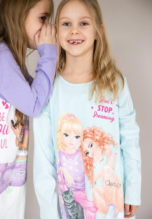 Himmelblaues Langarmhemd mit zwei Cartoon-Mädchen mit pink- und orangefarbenem Haar, begleitet von einer grauen Katze; verspielter Text inkludiert.