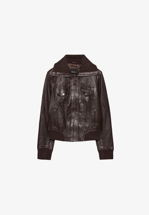 Giacca in pelle marrone scuro con collo, polsini e orlo a costine, cerniera frontale, due tasche con cerniera sul petto e due tasche a patta con bottone a pressione.