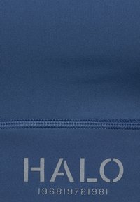 Mørkeblå stof med en jævn overflade, prydet med et fremtrædende gråt trykt logo "HALO" og numeriske tekster i bunden.