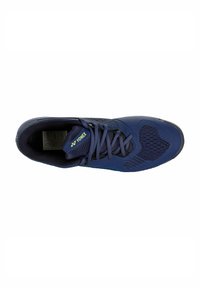 Scarpa sportiva blu navy con tomaia in mesh e sintetico, motivi testurizzati, chiusura con lacci e logo Yonex verde sulla linguetta.