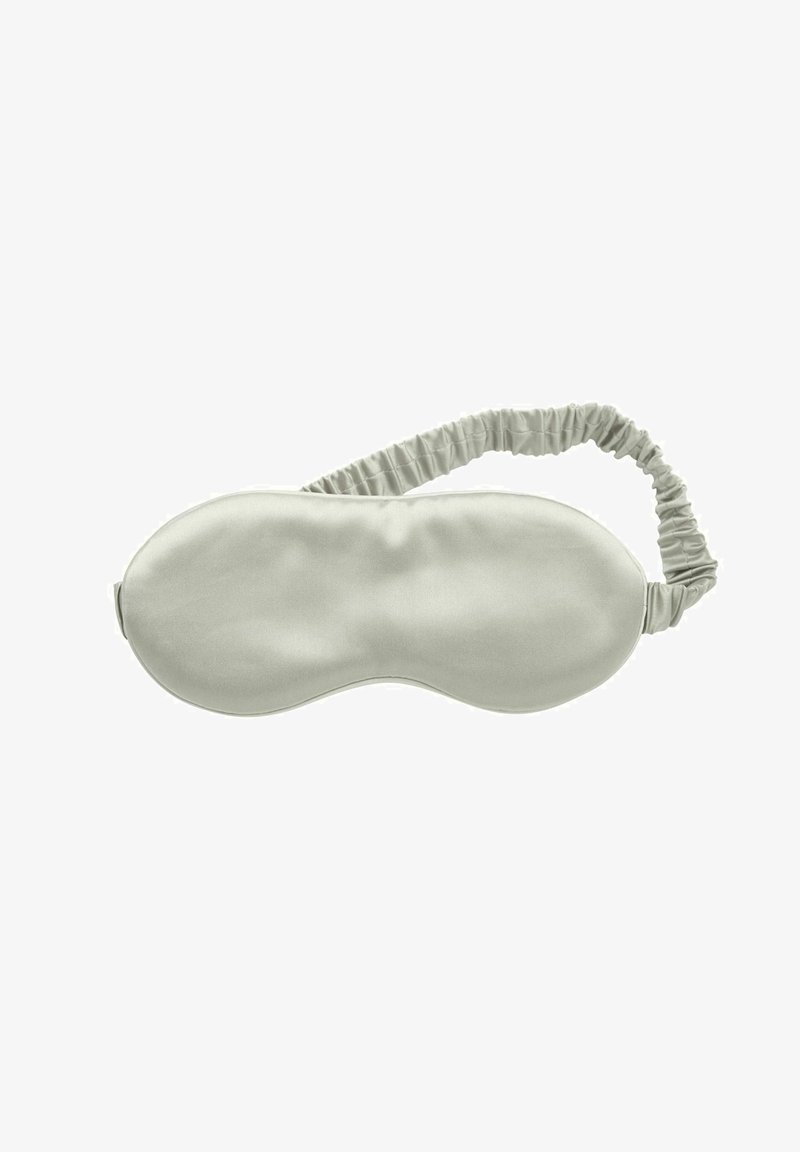 Masque de sommeil en satin gris clair avec bande élastique froncée conçu pour couvrir les yeux pour un sommeil reposant ou la détente.