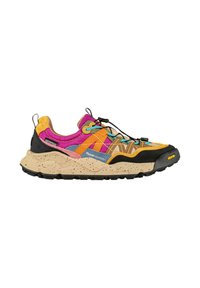 Scarpe da trekking colorate con un mix di pannelli viola, gialli e arancioni, soletta beige maculata e punta in gomma nera.