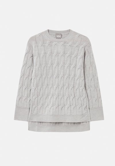 Maglione grigio chiaro a maglia cable, con maniche lunghe, colletto a girocollo e polsini e orlo a coste, esposto in piano su uno sfondo bianco.