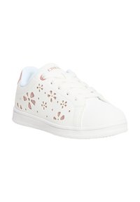 Sneaker bianco con design floreale perforato e accenti metallici rosa. Caratteristiche includono punta rotonda, chiusura con lacci e suola in gomma testurizzata.