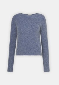 Blauer Strickpullover mit langen Ärmeln, rundem Ausschnitt und leicht verkürztem Saum; weiche Textur und meliertes Muster.