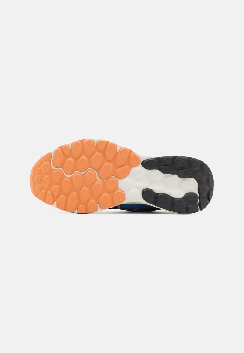 Suela de zapato con un diseño segmentado; presenta secciones de goma naranja, negra y blanca; superficie texturizada para mayor agarre.