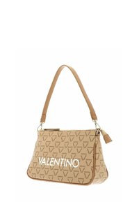 Sac à main Valentino marron clair avec motif logo intégral, une anse supérieure unique, fermeture éclair, et petit pendentif en cuir accroché à la fermeture.