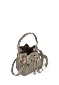 Borsa a secchiello metallica argento con texture chiodata, chiusura a cordino, manico corto e tracolla staccabile. Finitura liscia e forma definita.