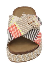 Sandalia de plataforma trenzada con un diseño de correas cruzadas. Presenta patrones multicolores, una base beige y un acento de hebilla metálica.