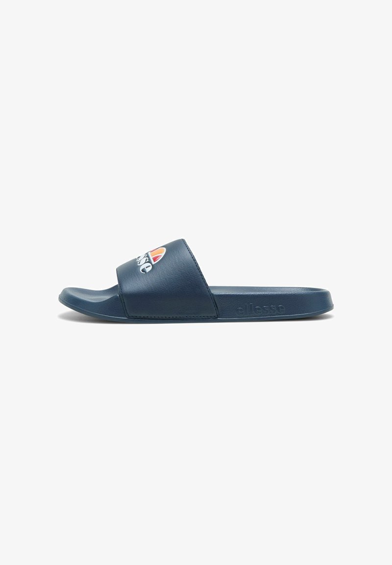 Sandale mule bleu marine avec une large bride ornée d'un logo blanc et orange, et une semelle plate embossée du nom de la marque « ellesse ».