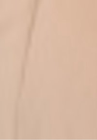 Beige tyg med en slät textur och en lätt lyster, med subtila färgvariationer och minimala synliga mönster.